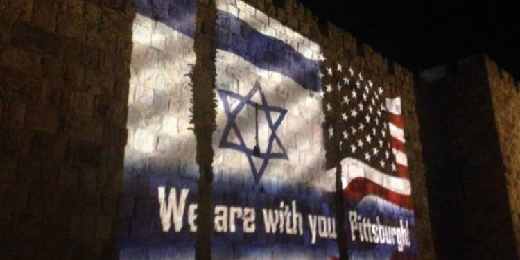 Muros de la ciudad vieja de Jerusalem se iluminaron en solidaridad con las víctimas de Pittsburg