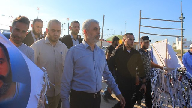 Sinwar en la frontera de Gaza con los manifestantes