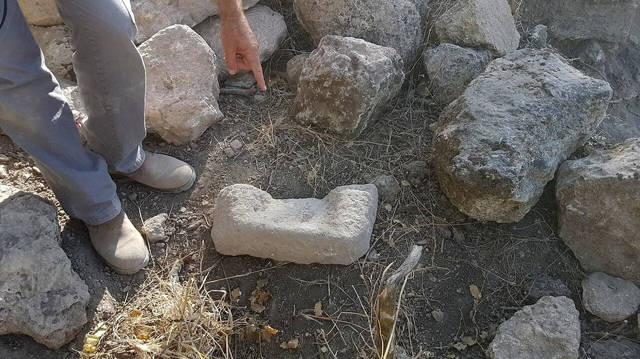 Una roca helenística que fue dañada durante el robo. (Foto: Unidad IAA para la Prevención del Robo de Antigüedades)
