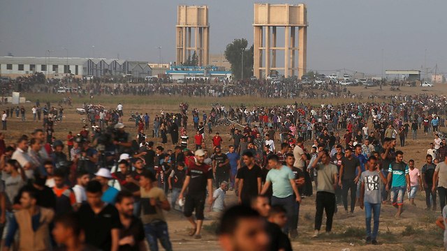 Palestinos se aproximan a la valla fronteriza de Gaza (Foto: Reuters)