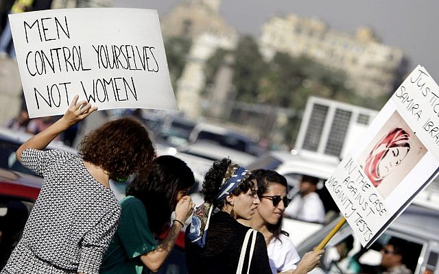 Ilustrativo: en esta foto del 14 de junio de 2014, mujeres egipcias sostienen pancartas durante una protesta contra el acoso sexual en El Cairo, Egipto. (AP Photo / Amr Nabil)