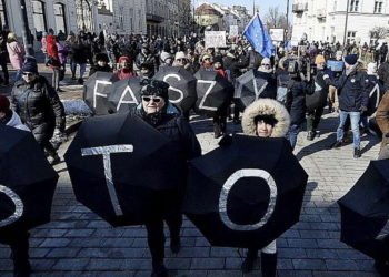 Los residentes de Varsovia con pancartas contra el racismo protestan contra el aumento de la hostilidad y el antisemitismo en Polonia, 17 de marzo de 2018. (AP Photo / Czarek Sokolowski)