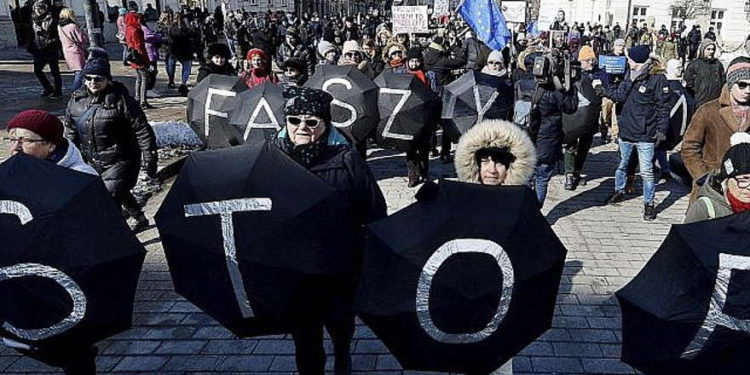 Los residentes de Varsovia con pancartas contra el racismo protestan contra el aumento de la hostilidad y el antisemitismo en Polonia, 17 de marzo de 2018. (AP Photo / Czarek Sokolowski)