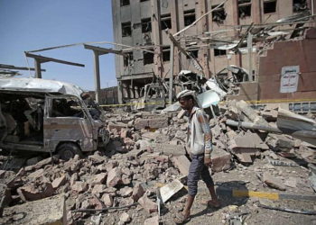 Un hombre inspecciona los escombros después de un ataque aéreo de la coalición liderado por Arabia Saudita en Sanaa, Yemen, el 4 de febrero de 2018. (Hani Mohammed / AP)