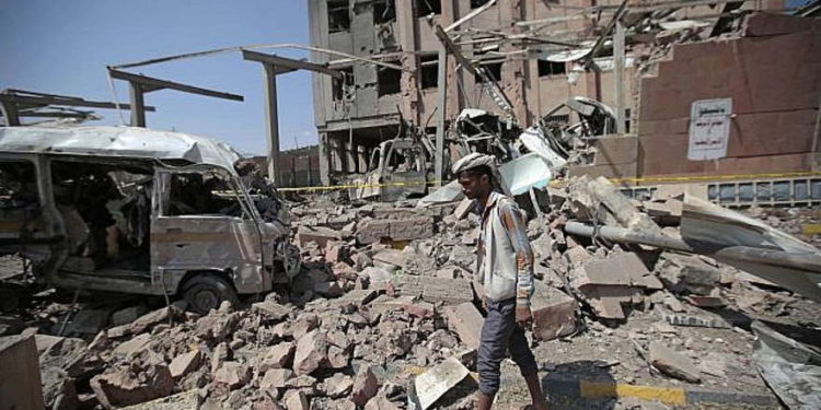 Un hombre inspecciona los escombros después de un ataque aéreo de la coalición liderado por Arabia Saudita en Sanaa, Yemen, el 4 de febrero de 2018. (Hani Mohammed / AP)