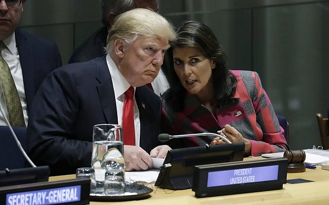 En esta foto del 24 de septiembre de 2018, el presidente de los Estados Unidos, Donald Trump, habla con Nikki Haley, el embajador de los Estados Unidos ante las Naciones Unidas, en la Asamblea General de las Naciones Unidas en la sede de las Naciones Unidas. (Foto AP / Evan Vucci, Archivo)
