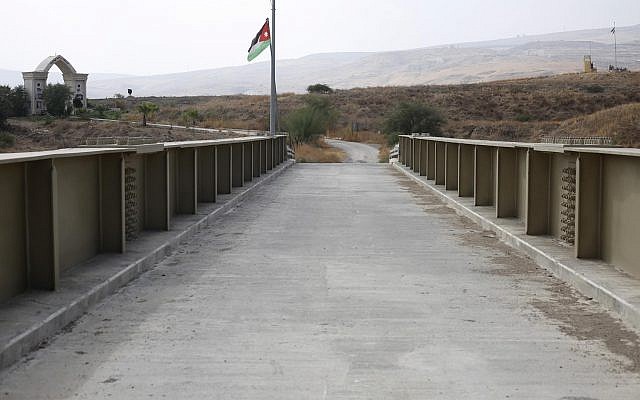 Una bandera jordana cuelga en un estanque en un puente que lleva de Israel a Jordania en el área del valle del Jordán llamada Naharayim, o Baqura en árabe, en el norte de Israel, 22 de octubre de 2018 (AP Photo / Ariel Schalit)