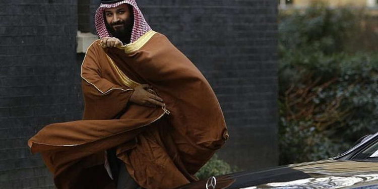 El príncipe heredero de Arabia Saudita, Mohammed bin Salman, camina para saludar a la primera ministra británica, Theresa May, en las afueras de 10 Downing Street en Londres, el miércoles 7 de marzo de 2018. (AP / Alastair Grant)