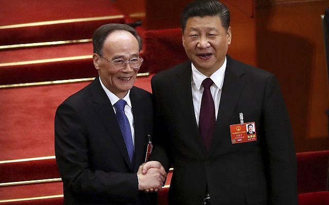 El presidente chino Xi Jinping, a la derecha, le da la mano a Wang Qishan después de que Wang fue elegido vicepresidente durante una sesión plenaria del Congreso Nacional Popular de China (APN) en Beijing, el 17 de marzo de 2018. (AP Photo / Mark Schiefelbein)