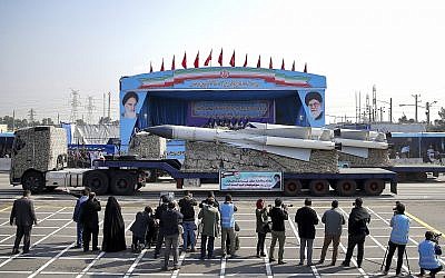 El ejército de Irán muestra un misil durante un desfile que conmemora el Día del Ejército Nacional en el mausoleo de Jomeini, en las afueras de Teherán, Irán, el 18 de abril de 2018. (Ebrahim Noroozi / AP)