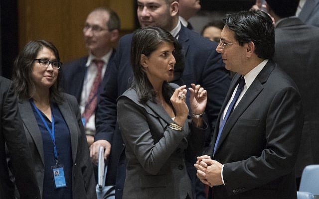 l embajador de los Estados Unidos ante las Naciones Unidas, Nikki Haley, a la izquierda, habla con el embajador de Israel en las Naciones Unidas, Danny Danon, antes de una reunión del Consejo de Seguridad sobre la situación entre los israelíes y los palestinos, el viernes 1 de junio de 2018 en la sede de las Naciones Unidas. (Foto AP / Mary Altaffer)