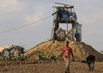 Ilustrativo: los palestinos inspeccionan un puesto de observación militar que fue golpeado por un tanque de un tanque israelí al este de Khan Younis, sur de la Franja de Gaza, el viernes 20 de julio de 2018 (AP Photo / Adel Hana)