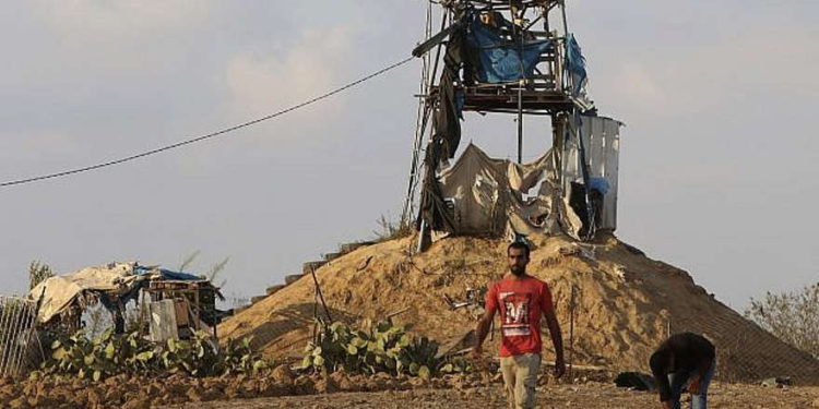 Ilustrativo: los palestinos inspeccionan un puesto de observación militar que fue golpeado por un tanque de un tanque israelí al este de Khan Younis, sur de la Franja de Gaza, el viernes 20 de julio de 2018 (AP Photo / Adel Hana)