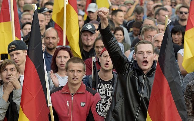 Las personas asisten a una manifestación de extrema derecha en Chemnitz, este de Alemania, el 7 de septiembre de 2018. (Foto AP / Jens Meyer)