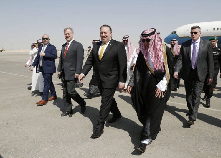Pompeo aterriza en Arabia Saudita para conversar con el rey Salman sobre el destino de Khashoggi