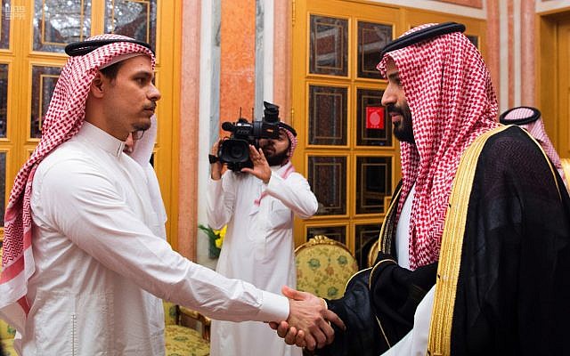 En esta foto publicada por la Agencia de Prensa de Arabia Saudita, SPA, el Príncipe heredero de la Corona de Arabia Saudita Mohammed bin Salman, a la derecha, da la mano a Salah Khashoggi, un hijo de Jamal Khashoggi, en Riyadh, Arabia Saudita, el 23 de octubre de 2018. (Agencia de Prensa de Arabia Saudita vía AP )