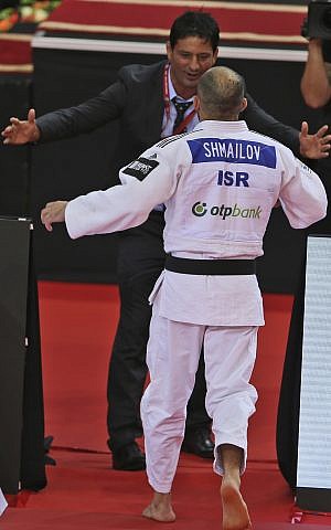 El Baruch Shamailov israelí abraza a su entrenador luego de ganar la medalla de bronce de 66 kg durante el torneo de Grand Slam Judo de Abu Dhabi en Abu Dhabi, Emiratos Árabes Unidos, sábado 27 de octubre de 2018. (AP / Kamran Jebreili)
