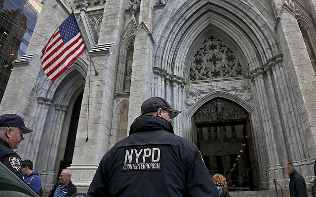 Oficiales de contraterrorismo de la policía de Nueva York están estacionados en la Catedral de San Patricio, mientras las instituciones religiosas aumentan la seguridad tras el tiroteo de la Sinagoga de Pittsburgh, el lunes 29 de octubre de 2018, en Nueva York. (Foto AP / Bebeto Matthews)