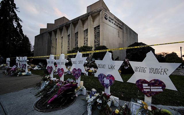 Un monumento improvisado se encuentra fuera de la Sinagoga del Árbol de la Vida después de un tiroteo mortal en el Pittsburgh, 29 de octubre de 2018. (Matt Rourke / AP)