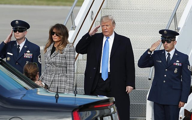 El presidente de los Estados Unidos, Donald Trump, a la derecha, saluda cuando sale de Air Force One cuando llega con la primera dama Melania Trump el 30 de octubre de 2018 a Coraopolis, Pensilvania. (Foto AP / Keith Srakocic)