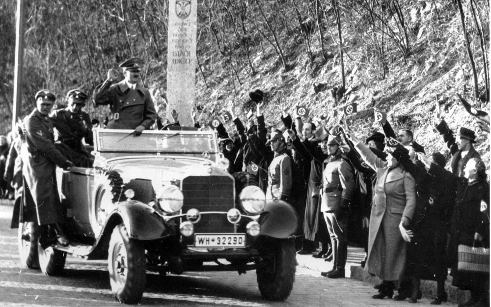 El líder nazi Adolf Hitler ingresa a los límites de la ciudad de Viena, Austria, el 14 de marzo de 1938. (Foto AP)