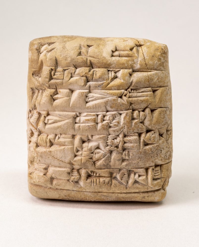 Una de las antiguas tabletas cuneiformes que se prestaron al Museo de la Universidad de Sichuan para una exhibición de otoño de 2018 sobre la Edad del Bronce (Cortesía del Museo de las Tierras Bíblicas de Jerusalén)