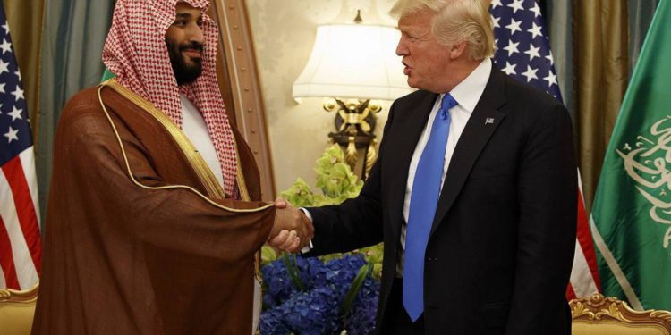 En esta foto de archivo del 20 de mayo de 2017, el presidente Donald Trump le da la mano al Diputado del Reino, Príncipe Heredero de Arabia Saudita y ministro de Defensa Mohammed bin Salman en Riad. (Foto AP / Evan Vucci)