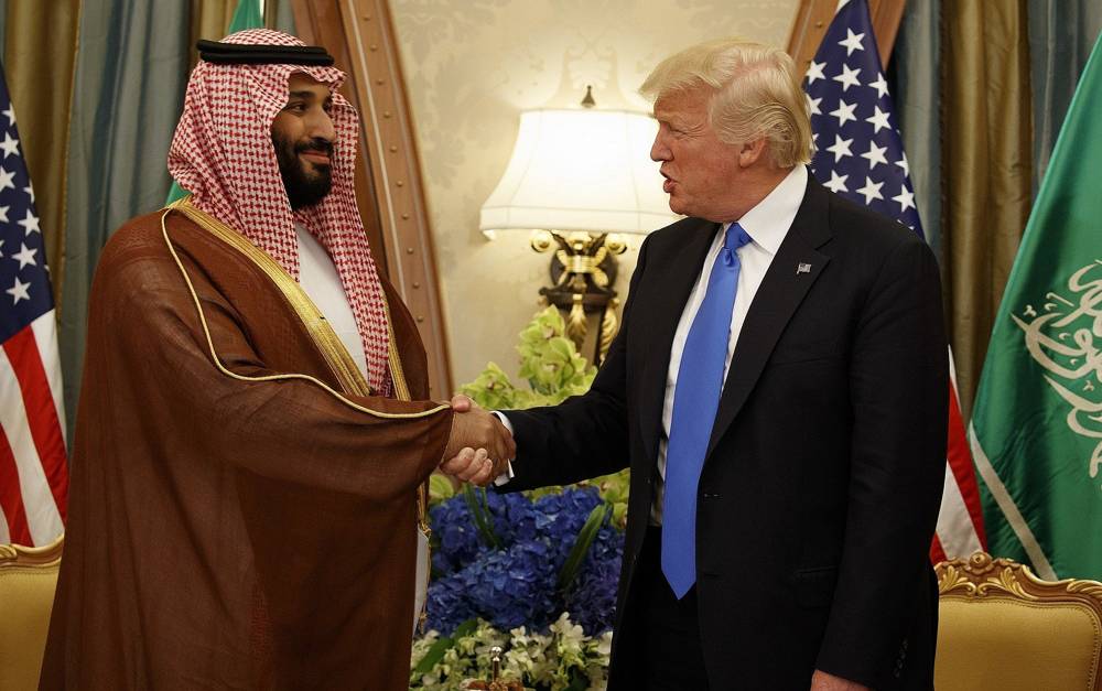 En esta foto de archivo del 20 de mayo de 2017, el presidente Donald Trump le da la mano al Diputado del Reino, Príncipe Heredero de Arabia Saudita y ministro de Defensa Mohammed bin Salman en Riad. (Foto AP / Evan Vucci)