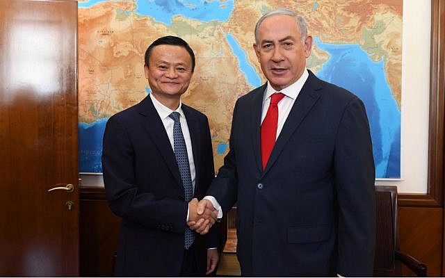 El primer ministro Benjamin Netanyahu (R) le da la mano al fundador de Alibaba, Jack Ma, el 2 de mayo de 2018. (Haim Tzach / GPO)
