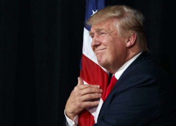 Donald Trump abraza una bandera en un mitin de Tampa, Florida, el 24 de octubre. (Foto AP / Evan Vucci)