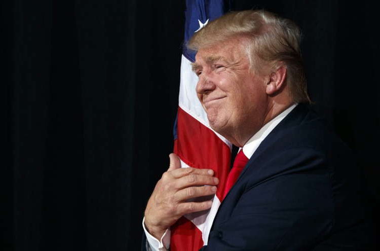 Donald Trump abraza una bandera en un mitin de Tampa, Florida, el 24 de octubre. (Foto AP / Evan Vucci)