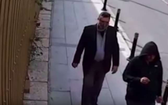 Imágenes de cámaras de seguridad transmitidas por CNN muestran a un hombre vestido con la ropa de Jamal Khashoggi después de su asesinato en el interior del consulado saudí en Estambul (captura de pantalla de CNN)