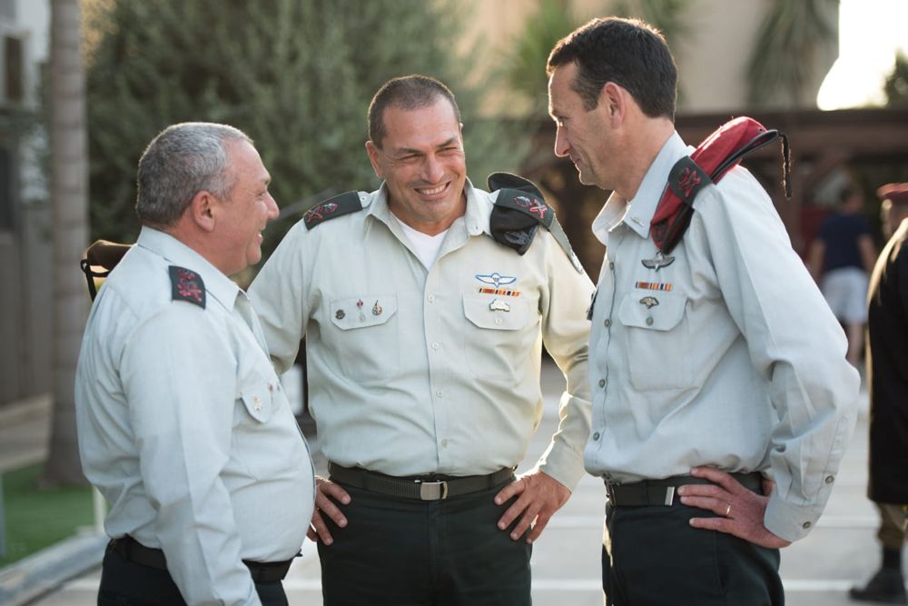 El Jefe de Estado Mayor de las FDI Gadi Eisenkot (L), el jefe saliente del Comando Sur Eyal Zamir (C) y su sucesor Herzl Halevi en Beer Sheba el 6 de junio de 2018. (Fuerzas de Defensa de Israel)