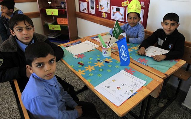 Niños palestinos en una escuela en la ciudad de Rafah en la Franja de Gaza. (Abed Rahim Khatib / Flash90)