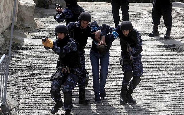 La policía palestina participó en una sesión de capacitación en la ciudad cisjordana de Ramallah en 2014. (Issam Rimawi / Flash90)
