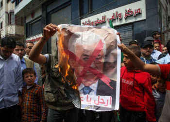 A medida que la situación en Gaza empeora, Abbas controla el destino del plan de paz de Estados Unidos