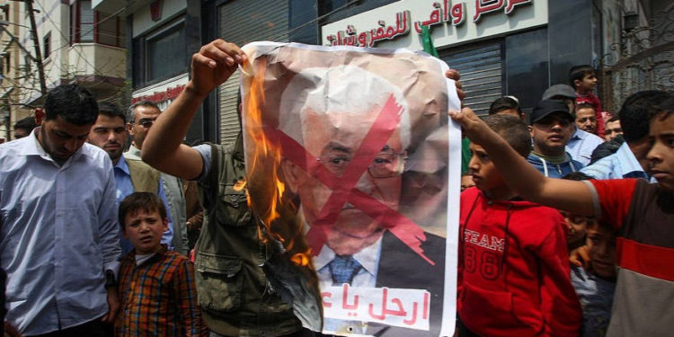 A medida que la situación en Gaza empeora, Abbas controla el destino del plan de paz de Estados Unidos