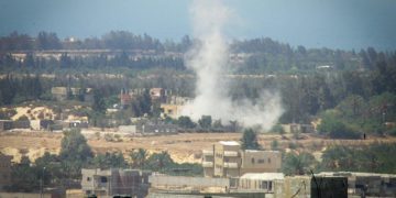 Esta foto de archivo de 2015 tomada desde la frontera de Rafah, en el sur de la Franja de Gaza con Egipto, muestra humo saliendo del norte de Sinaí en Egipto mientras los militares luchan contra el Estado Islámico | Foto: AFP / Dijo Khatib