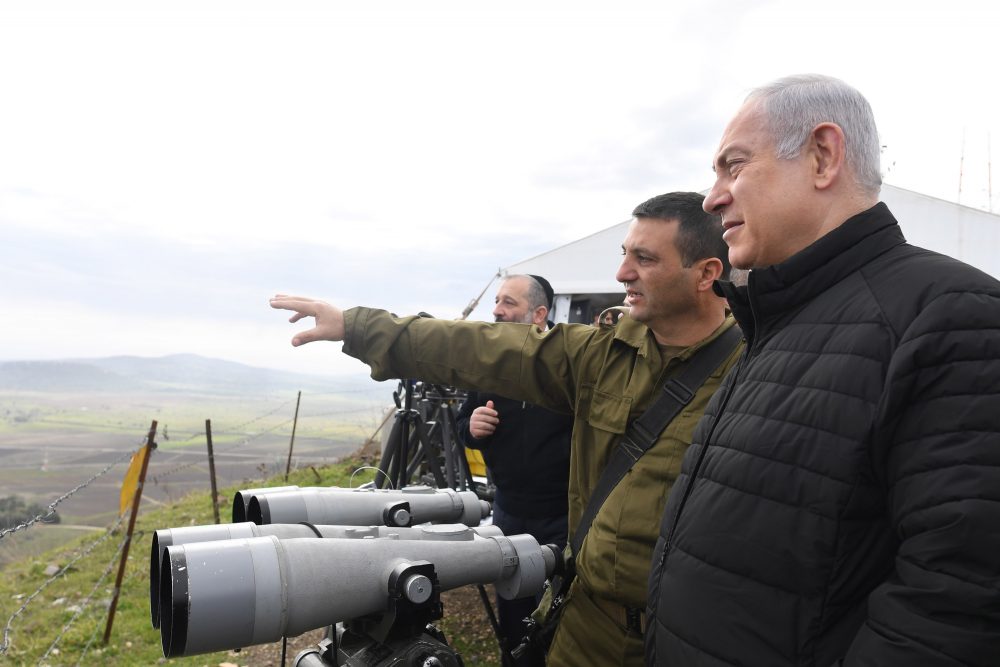 El primer ministro Benjamin Netanyahu y los miembros del Gabinete de Seguridad realizan una gira con el Comando del Frente Norte en los Altos del Golán, el 6 de febrero de 2018.