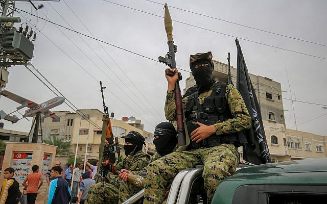 Los miembros del ala militar del grupo terrorista Hamás asisten al funeral de seis de sus combatientes en un cementerio en el campamento de refugiados de Deir al-Balah en el centro de la Franja de Gaza el 6 de mayo de 2018. (Rahim Khatib / Flash90)