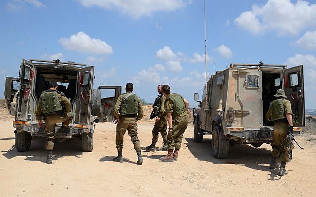Soldados israelíes que abordaron vehículos blindados en su camino para patrullar a lo largo de la frontera entre Israel y Gaza el 21 de julio de 2018. (Gili Yaari / FLASH90)