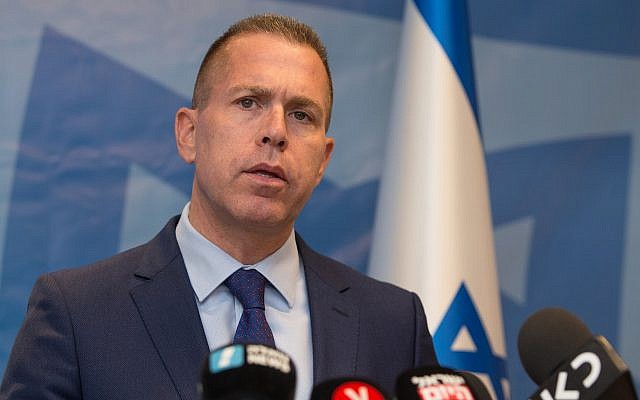 El ministro de Seguridad Pública, Gilad Erdan, habla durante una conferencia de prensa en Tel Aviv, el 13 de septiembre de 2018. (Roy Alima / Flash90)