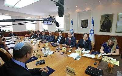 El primer ministro Benjamin Netanyahu dirige la reunión semanal del gabinete en su oficina en Jerusalén el 16 de septiembre de 2018. (Marc Israel Sellem / Pool / Flash90)