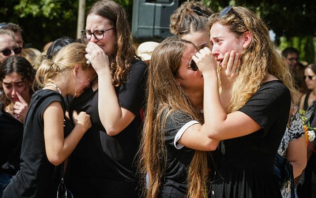 Familiares y amigos lloran durante el funeral de Ari Nesher, de 17 años, en el cementerio Moshav Udim, el domingo 30 de septiembre de 2018. (Roy Alima / Flash90)
