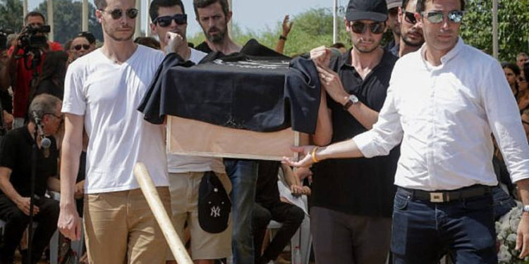 Miles de personas asisten al funeral del hijo adolescente del director de cine israelí