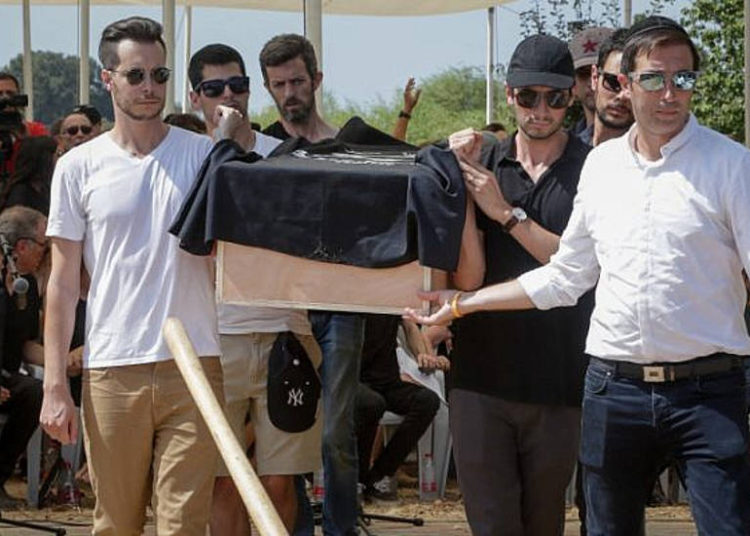 Miles de personas asisten al funeral del hijo adolescente del director de cine israelí