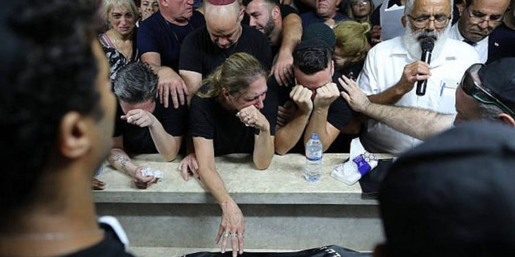 Cientos de personas asisten al funeral de Kim Levengrond Yehezkel, víctima del ataque terrorista