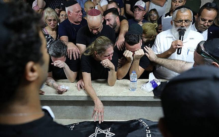 Cientos de personas asisten al funeral de Kim Levengrond Yehezkel, víctima del ataque terrorista