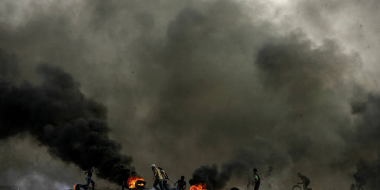 Terroristas palestinos usan explosivos para dañar la cerca fronteriza entre Israel y Gaza