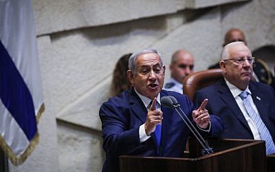 El primer ministro Benjamin Netanyahu abre la sesión de invierno de la Knesset el 15 de octubre de 2018. (Hadas Parush / Flash90)